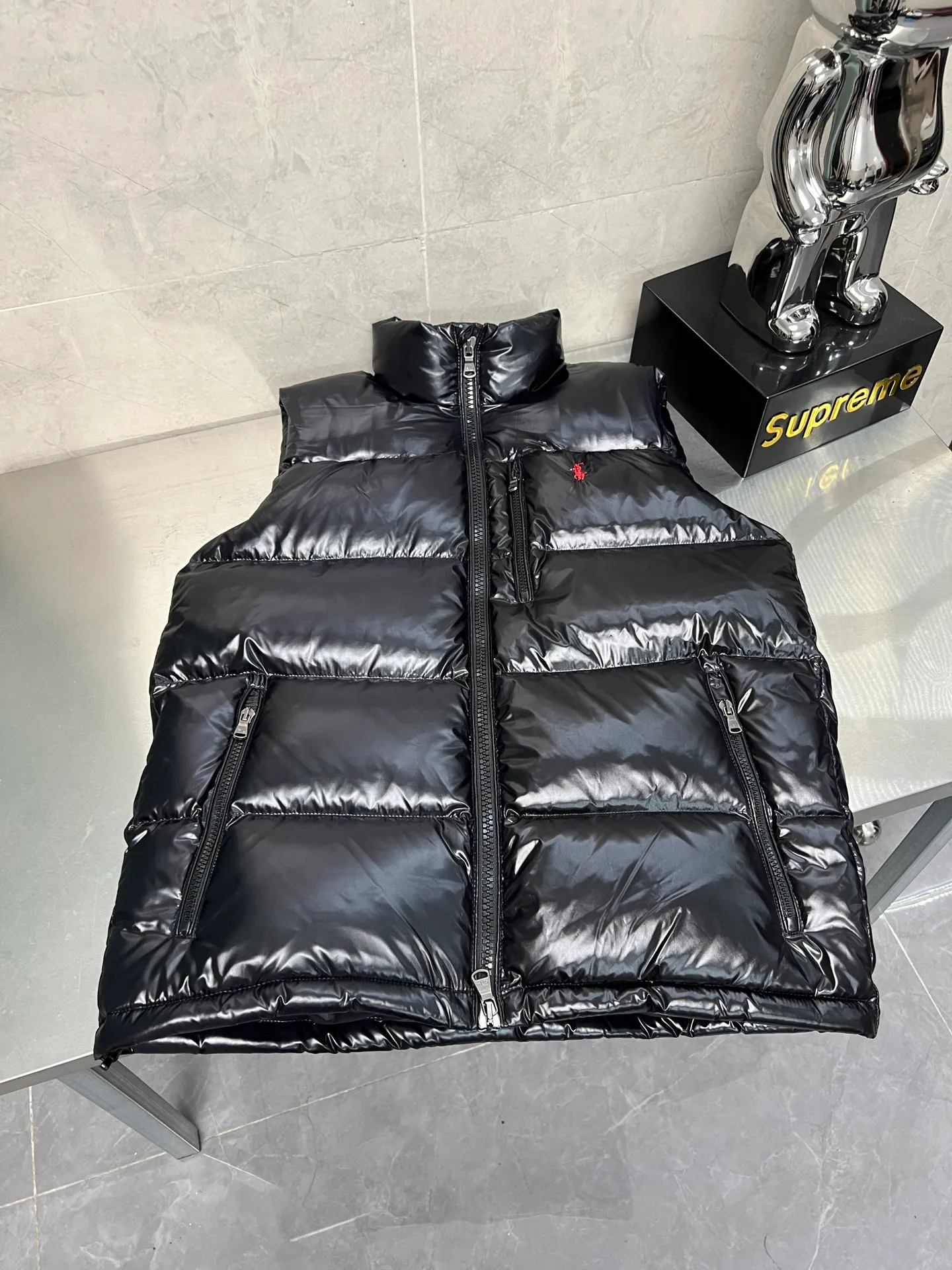 P660 Polo Ralph Lauren 2025 pony embroidered glossy half-high collar down vest. Neat tailoring creates a smart posture. Return to the bustling city. Filled with white duck down. It is warm and comfortable without being bulky. It does not lose its personality and looks low-key. Original customized fabric with a certain sense of color. Color: glossy black, matte black. Size: S M L XL XXL